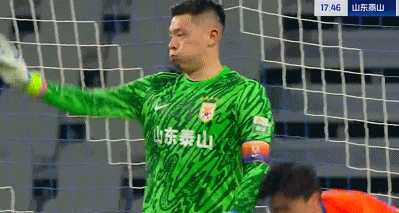 王大雷尴尬一战!被对手角球破门,送点+扑点脱手,仰面长叹