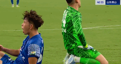 王大雷尴尬一战!被对手角球破门,送点+扑点脱手,仰面长叹