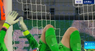 王大雷尴尬一战!被对手角球破门,送点+扑点脱手,仰面长叹