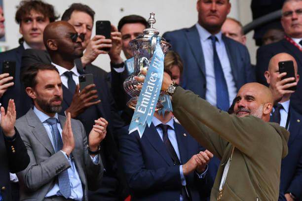 博鱼体育-德比捧杯曼城向三冠再迈一步，“攻陷地球”只剩一场