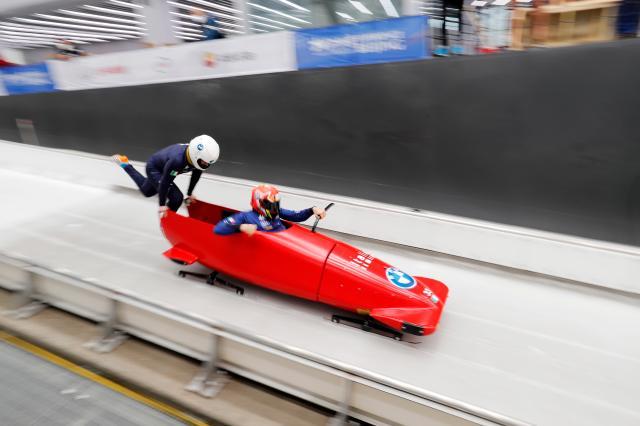 1633674896790039715.jpg 博鱼APP-国际训练周揭幕 24国运动员体验国家雪车雪橇赛道