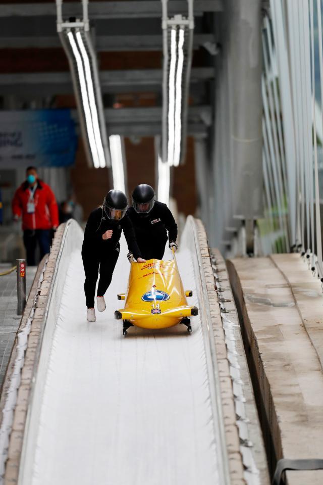 1633674910990028526.jpg 博鱼APP-国际训练周揭幕 24国运动员体验国家雪车雪橇赛道