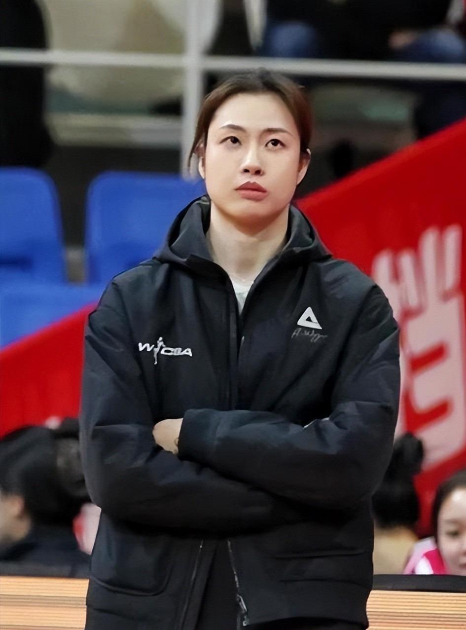 博鱼-原来她就是江苏女篮教练，年轻美貌实力并存，击败卫冕冠军广东队