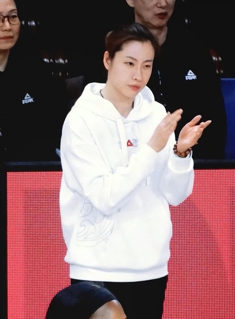 博鱼-原来她就是江苏女篮教练，年轻美貌实力并存，击败卫冕冠军广东队