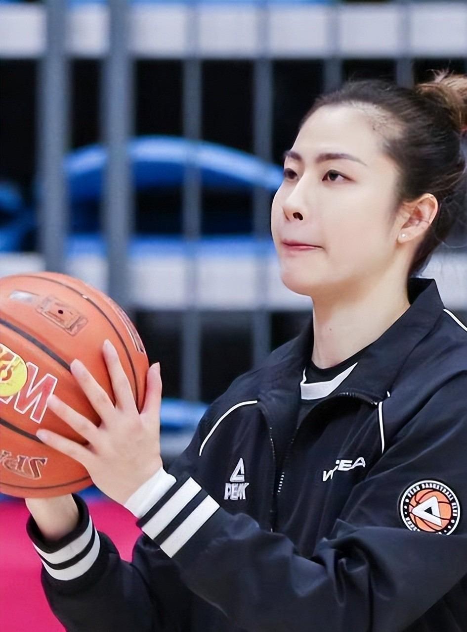博鱼-原来她就是江苏女篮教练，年轻美貌实力并存，击败卫冕冠军广东队